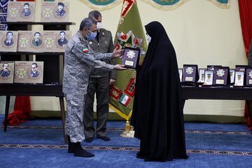 نشان فداکاری به خانواده فرماندهان شهید شاخص ارتش اهدا شد