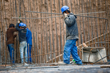 منتخبان فارس در مجلس یازدهم: کارگران ساختمانی ۶ ماه از پرداخت بیمه معاف شوند  