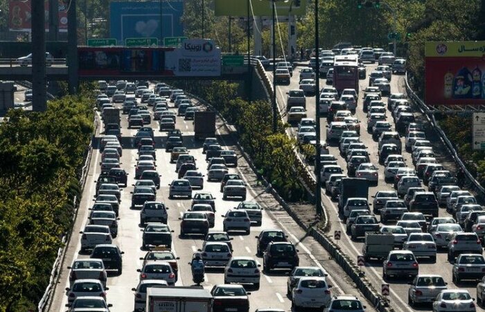 ترافیک صبحگاهی بزرگراه‌های تهران/حرکت اکثر خودروها بین خطوط