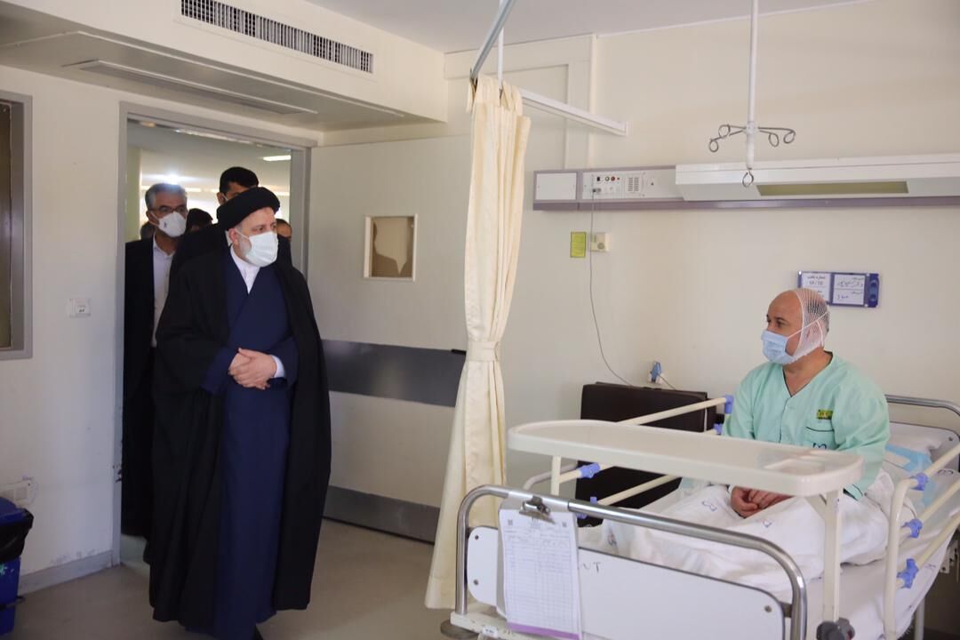 حجت الاسلام و المسلمین رییسی از بیمارستان میلاد بازدید کرد 