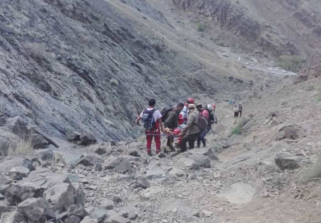 کوهنورد آسیب دیده نهاوندی از ارتفاعات "گرین" دلفان نجات یافت
