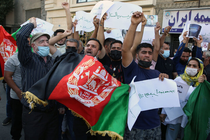 تجمع اعتراضی افغانستانی های مقیم تهران در برابر سفارت پاکستان