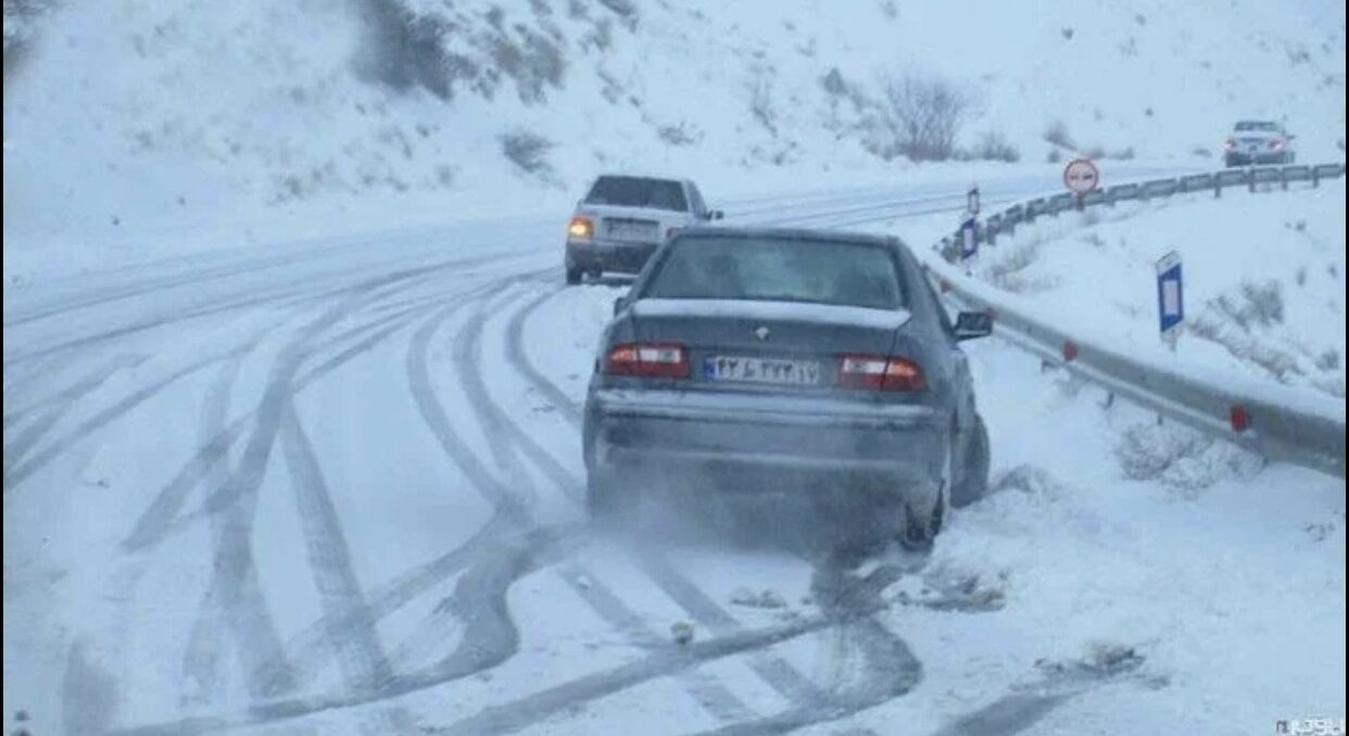 ۷۰۰ دستگاه خودرو در کردستان از برف رهاسازی شد