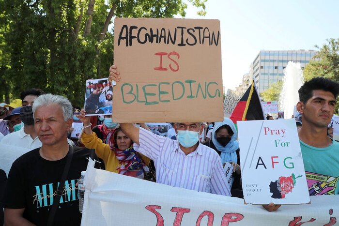 تظاهرات افغان های مقیم یونان در مقابل سفارت آمریکا