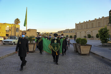 آیین برافراشته شدن پرچم بزرگ سبزفام در بین‌الحرمين شیراز