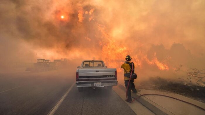 آتش‌سوزی جنگل‌های لس آنجلس ۱۰۰ هزار نفر را وادار به ترک محل سکونت کرد