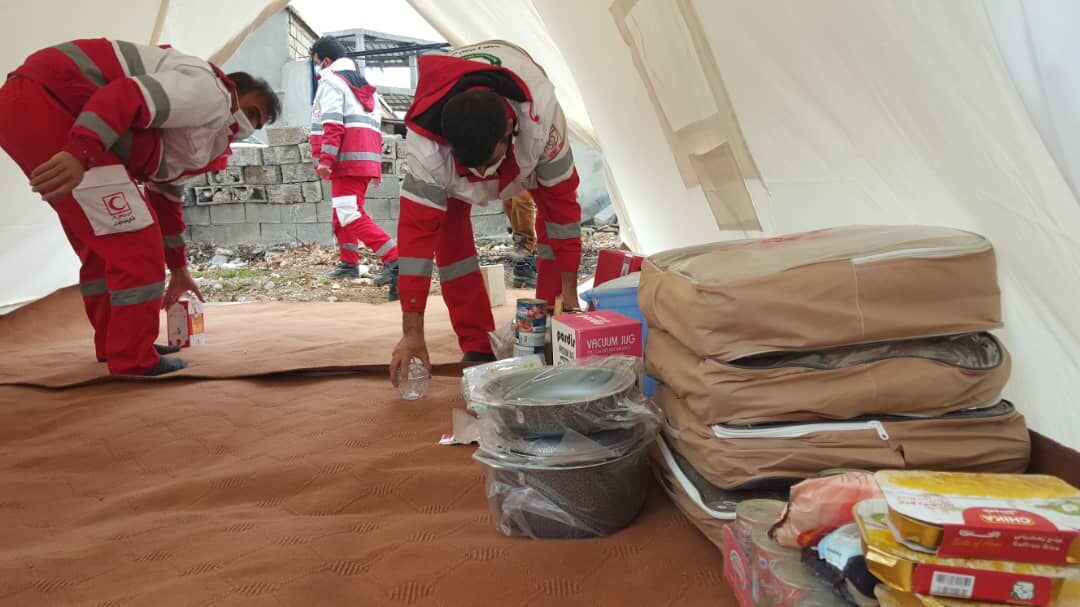 ۳۲۸ دستگاه چادر امدادی بین زلزله زدگان گناوه توزیع شد