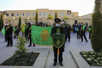 آیین برافراشته شدن پرچم بزرگ سبزفام در بین‌الحرمين شیراز