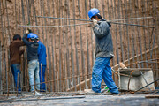 منتخبان فارس: کارگران ساختمانی ۶ ماه از پرداخت بیمه معاف شوند  