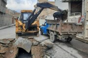 تلاش کارگران شهرداری برای لایروبی کانال‌ها وپاکسازی معابر شهر میاندوآب