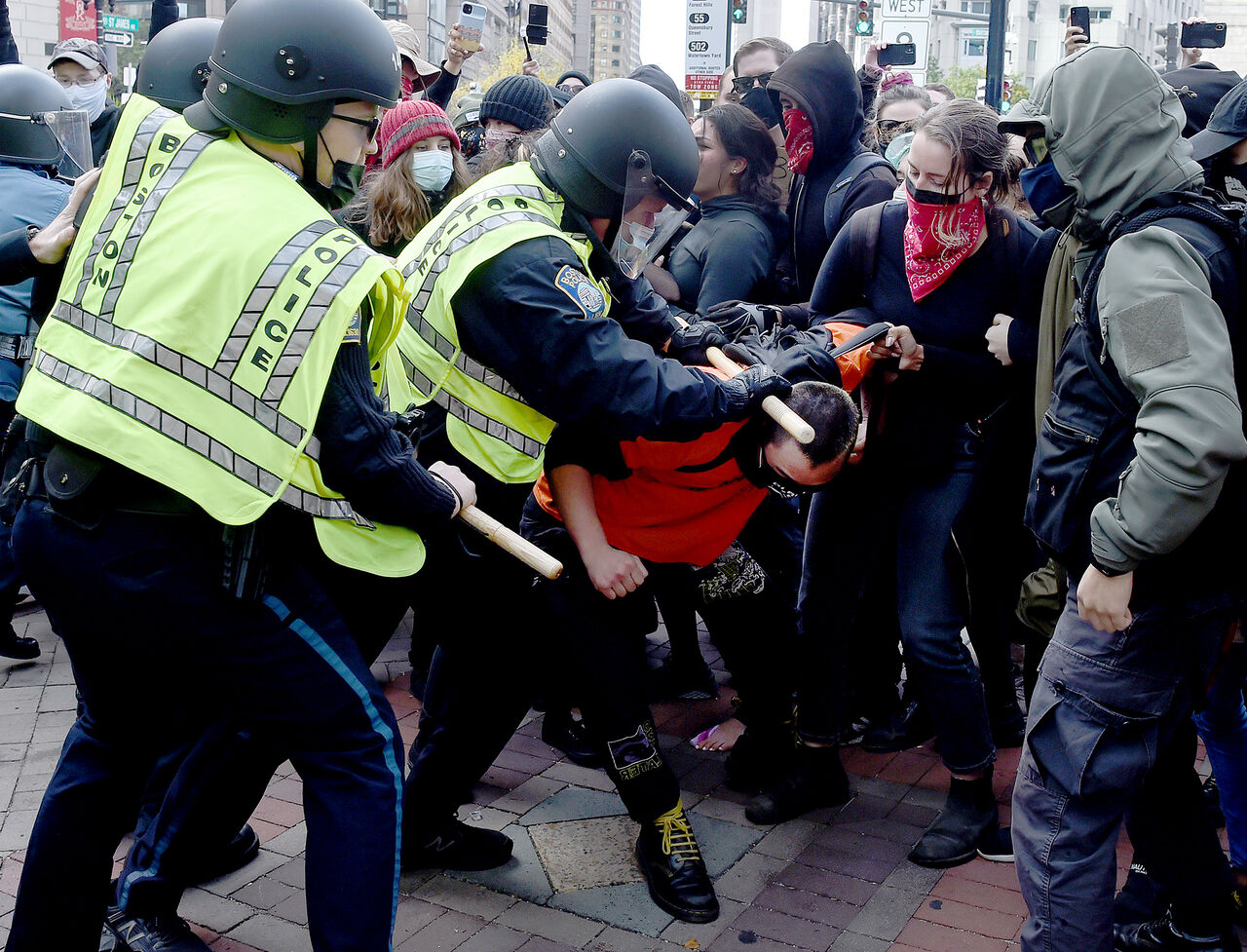 جرقه های شورش در واشنگتن؛ هواداران ترامپ با پلیس درگیر شدند
