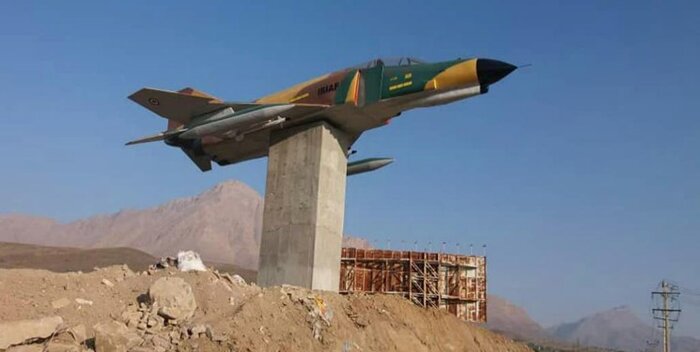 نصب ماکت هواپیمای F۴ به یاد ۹ شهید خلبان شهرستان ملایر