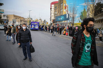 مسافران در انتظار وسیله نقلیه در میدان ونک 