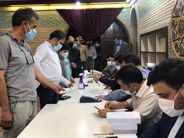 صف رای‌دهندگان با رعایت شیوه‌نامه‌های بهداشتی در مسجد بلال