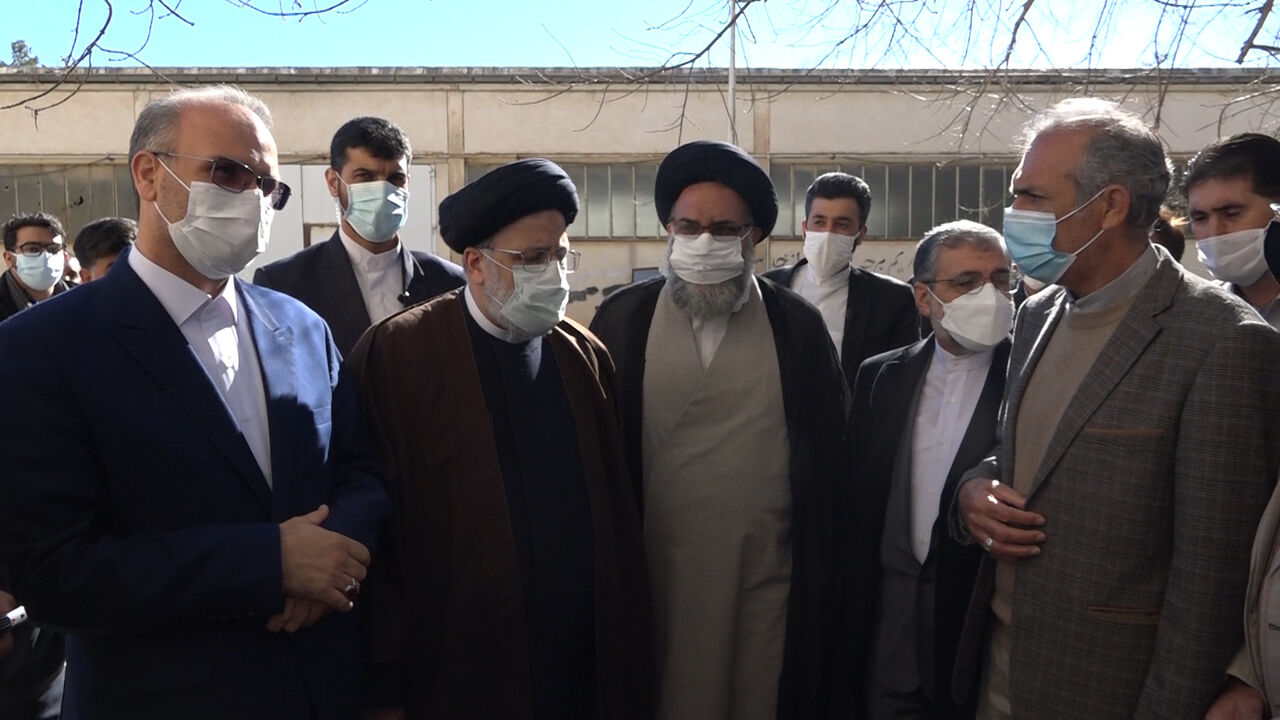 رییسی با خانواده‌های جانباختگان حادثه هواپیمای تهران یاسوج دیدار کرد