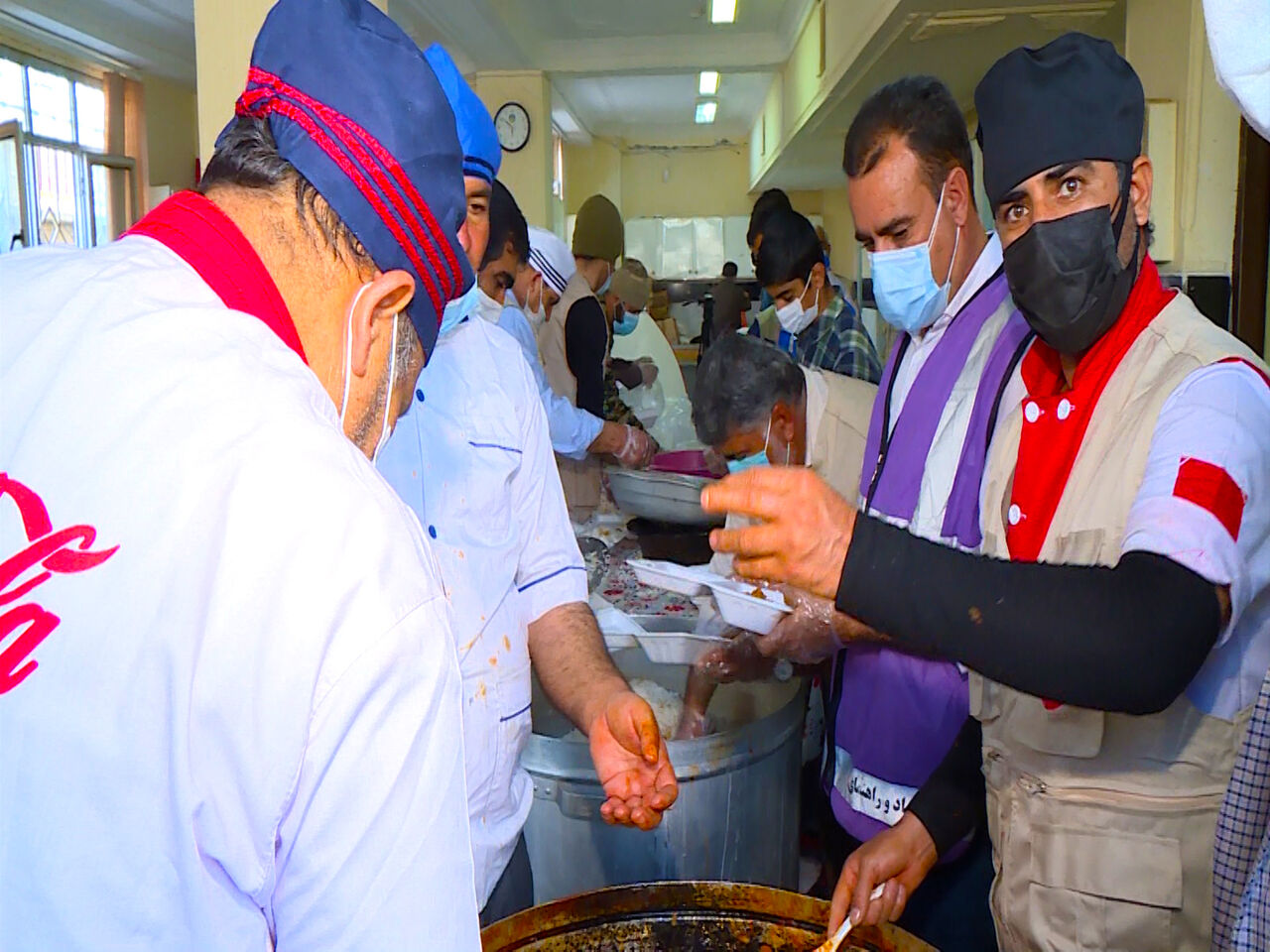 پخت و توزیع روزانه پنج هزار پرس غذا در مناطق زلزله زده