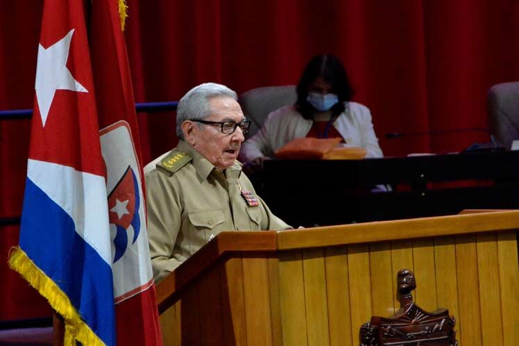 کاسترو از ریاست حزب کمونیست کوبا کناره‌گیری می‌کند