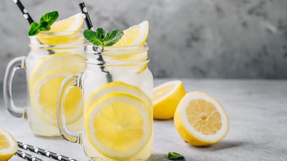 به چند دلیل مهم باید آب و لیمو بنوشیم
