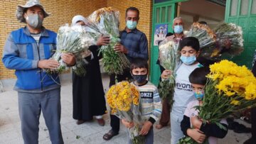 پاکدشتی ها ۲۵ هزار شاخه گل به مسجد جمکران اهدا کردند