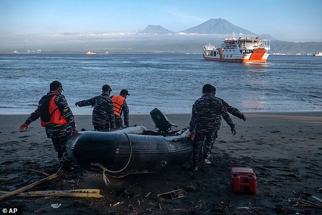واژگونی کشتی مسافربری در اندونزی ۷ کشته و ۱۱ مفقود برجای گذاشت
