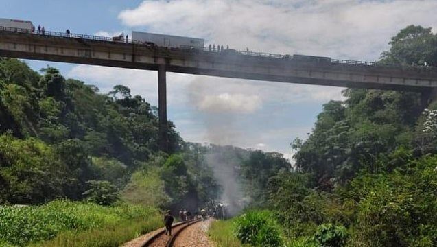 سقوط هولناک اتوبوس از روی پل در برزیل 
