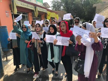 زنان کابل خواستار شرکت دانش آموزان دختر در کلاس های درس شدند