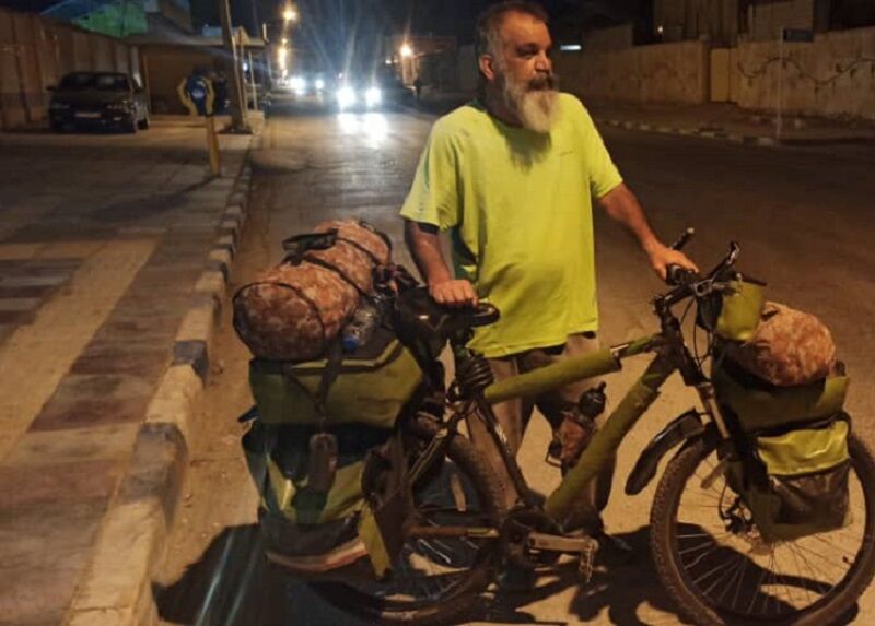 دوچرخه سوار ایرانگرد در شهر خورموج بوشهر مورد استقبال قرار گرفت