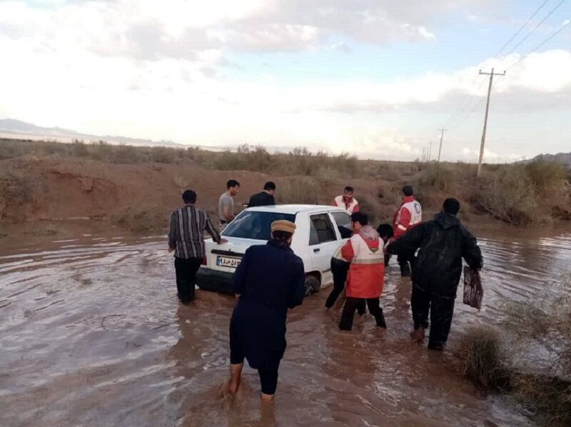 امدادگران هلال احمر خواف به سرنشینان  ۳۰ خودرو گرفتار سیلاب امدادرسانی کردند