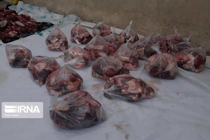 ۱۳۰۰ بسته گوشت قربانی بین خانواده‌های نیازمند پاکدشت توزیع شد