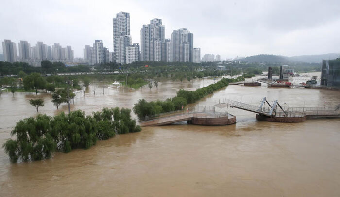 تازیانه باران های سیل آسا بر تن کره جنوبی، غرق شدن مردم در گل و لای