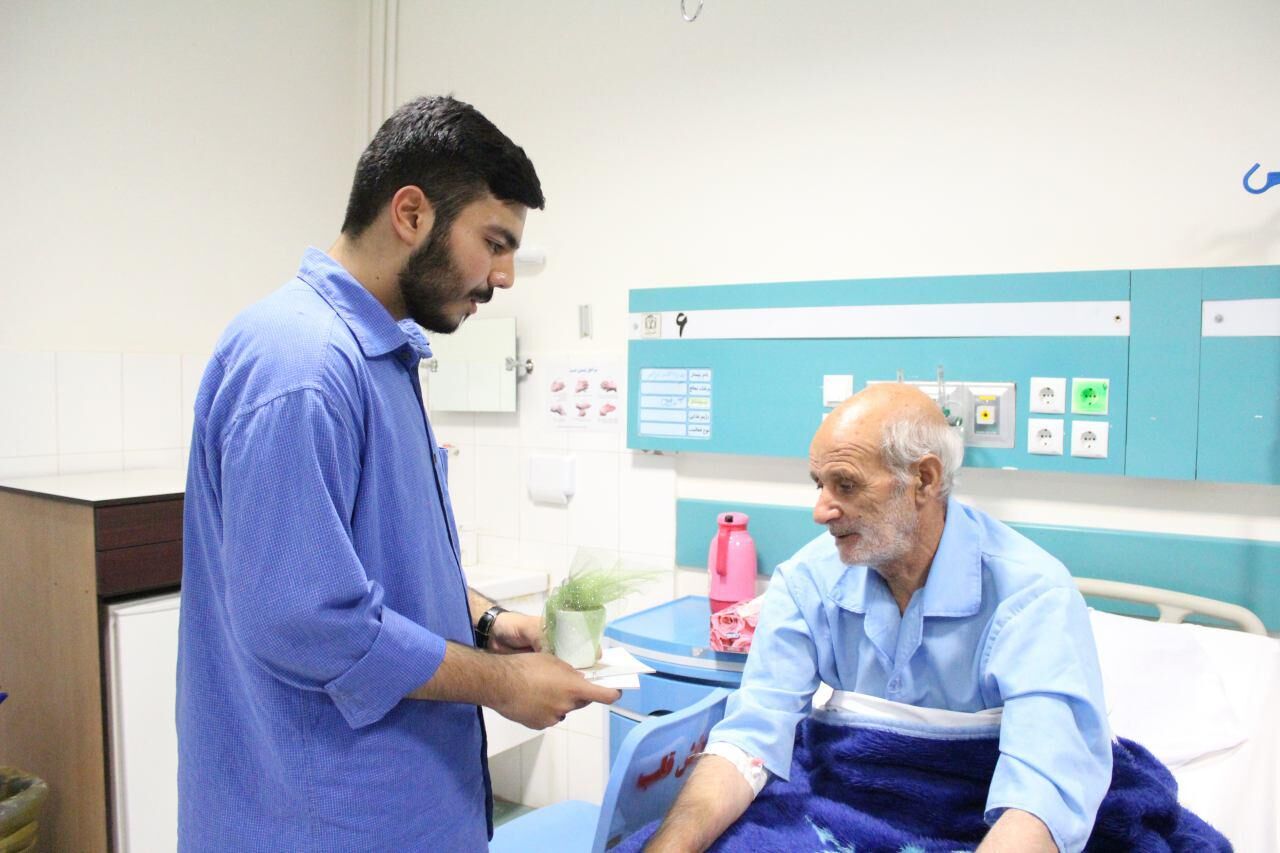 دانشجویان دانشگاه های مشهد به ملاقات بیماران می روند