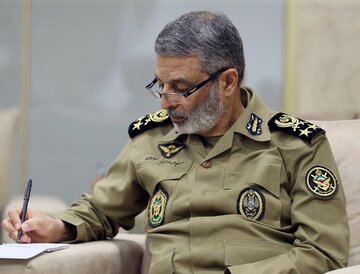 فرمانده کل ارتش درگذشت سرلشکر فیروزآبادی را تسلیت گفت