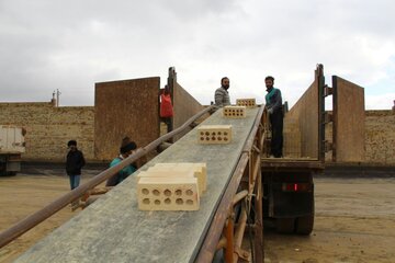آجر برای ساخت منازل زلزله زدگان سی سخت از اصفهان تامین می شود 