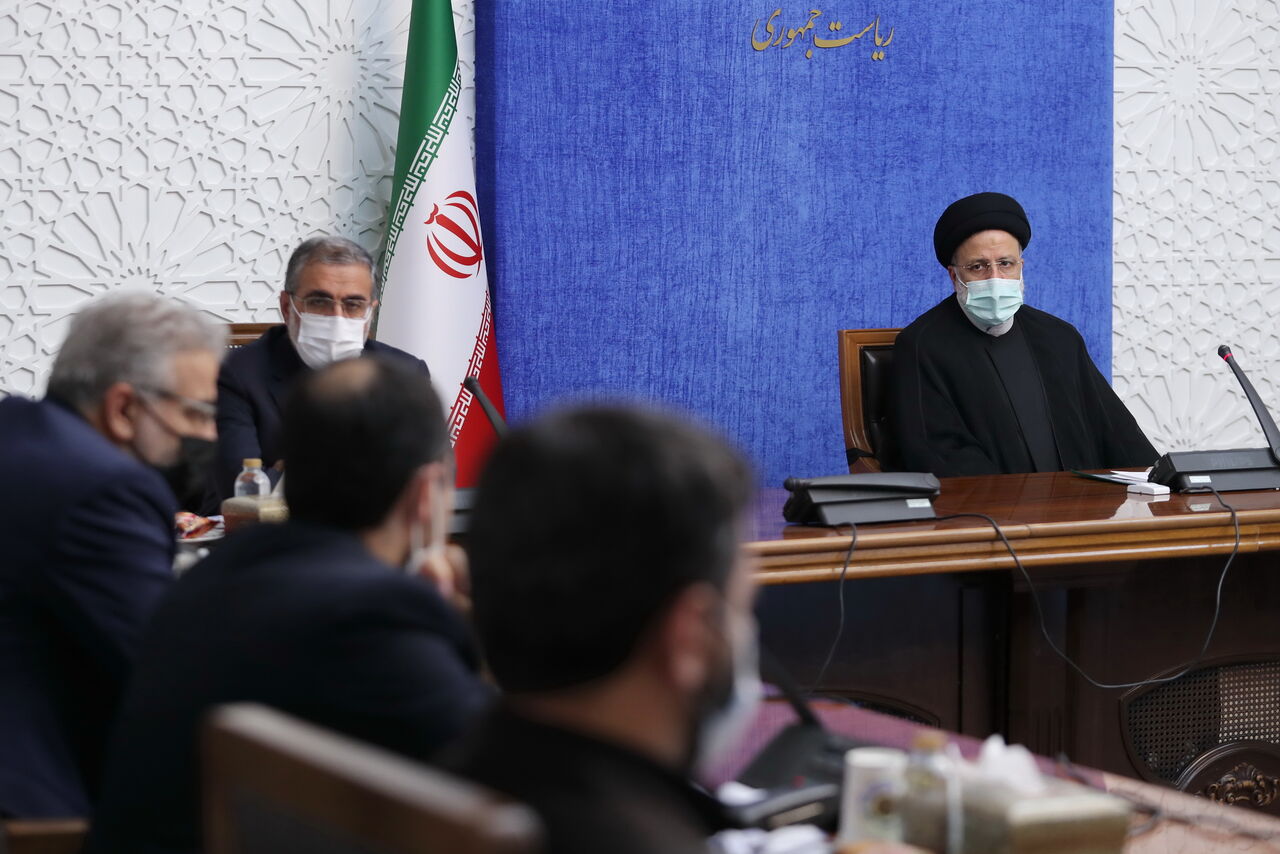 President Raisi orders cabinet to join forces to decrease inflation