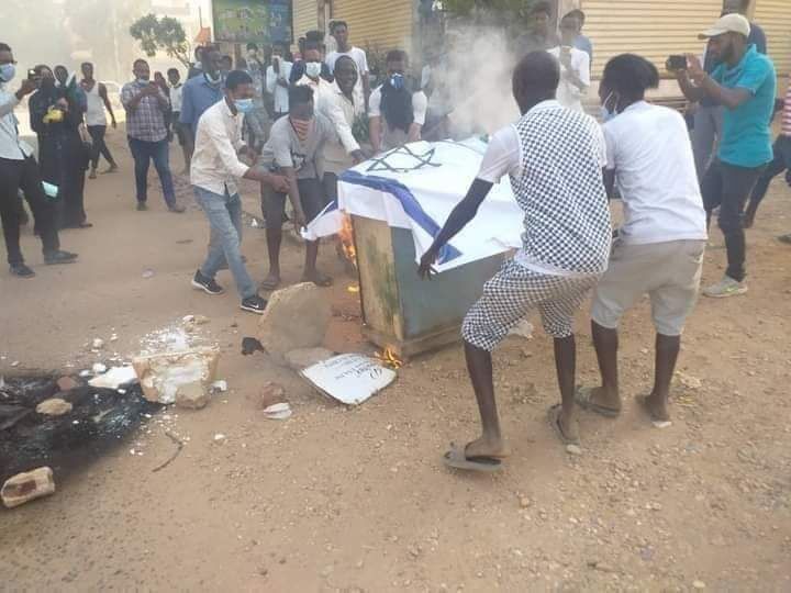 معترضان در سودان پرچم رژیم صهیونیستی را به آتش کشیدند