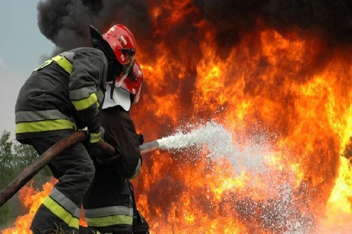 ۱۰ مجروح آتش‌سوزی یک مجتمع مسکونی مشهد به بیمارستان منتقل شدند