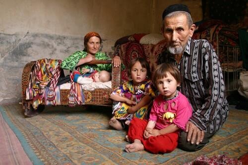 دولت تاجیکستان به خانواده های آسیب پذیر از کرونا کمک مالی ارایه می دهد