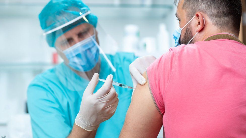 ۱۲۰ نفر از کادر درمان تایباد واکسن کرونا دریافت کردند