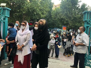 ترافیک سنگین رای دهندگان در پیاده رو های منتهی به حسینیه ارشاد
