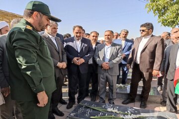 وزیر جهاد کشاورزی به شهدای شهرستان جدید باروق ادای احترام کرد
