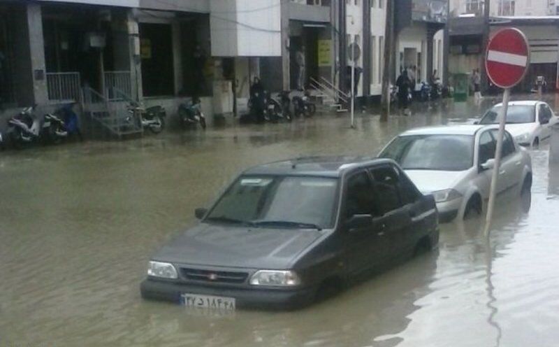 بارش شدید باران باعث آبگرفتگی معابر و خیابان های بوشهر شد
