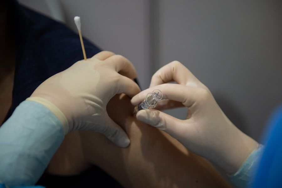 چین بیش از ۱۰۲ میلیون نفر را در برابر کرونا واکسینه کرد 