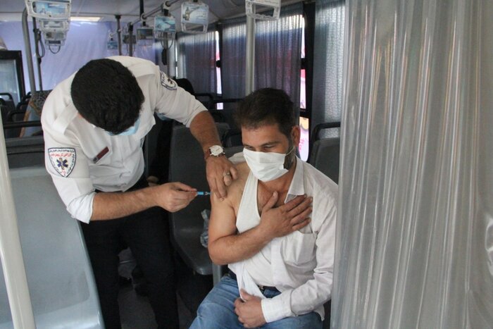 پایگاه سیار واکسیناسیون علیه کووید۱۹ در میاندوآب راه‌اندازی شد