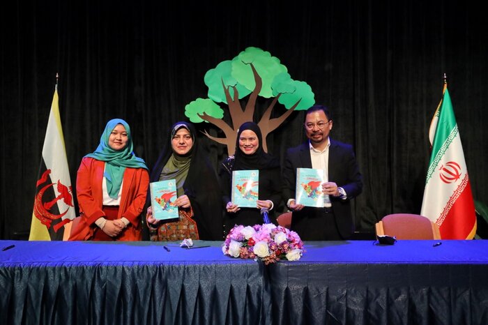 کتاب هد هد و سیمرغ در سفارت ایران در دارالسلام رونمایی شد