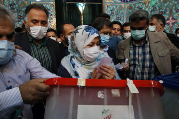 «عبدالناصر همتی» نامزد سیزدهمین دوره انتخابات ریاست جمهوری  روز جمعه با حضور در حسینیه ارشاد آرای خود را به صندوق انداخت.  
