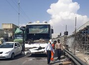 ۲۷ نفر در حادثه برخورد اتوبوس و تریلر در شیراز  مصدوم شدند 