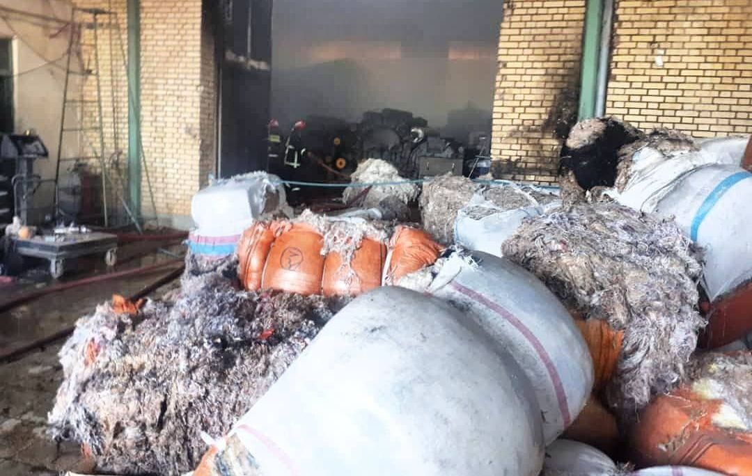 آتش‌سوزی گسترده کارگاه الیاف در کاشان مهار شد