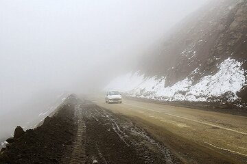 مه تردد خودروها را در گردنه‌های خراسان شمالی کند کرد