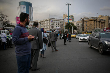 مسافران در انتظار وسیله نقلیه عمومی در میدان ونک 