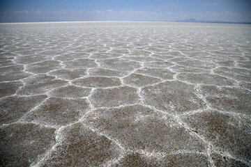 تبدیل دریاچه نمک به کانون ریزگرد ۲۰ میلیون ایرانی را تهدید می‌کند